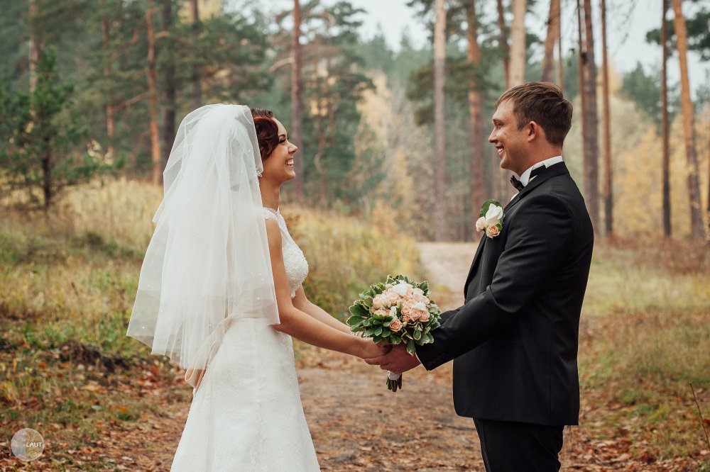 Прогулка жениха и невесты в лесу
