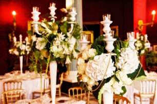 Подсвечники с цветами и бусами для оформления зала в знаменитом отеле Negresco в Ницце